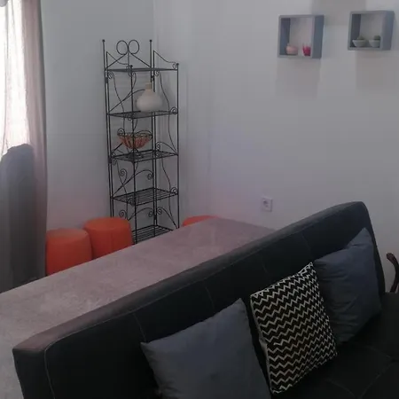 Apt-203 Apartment *